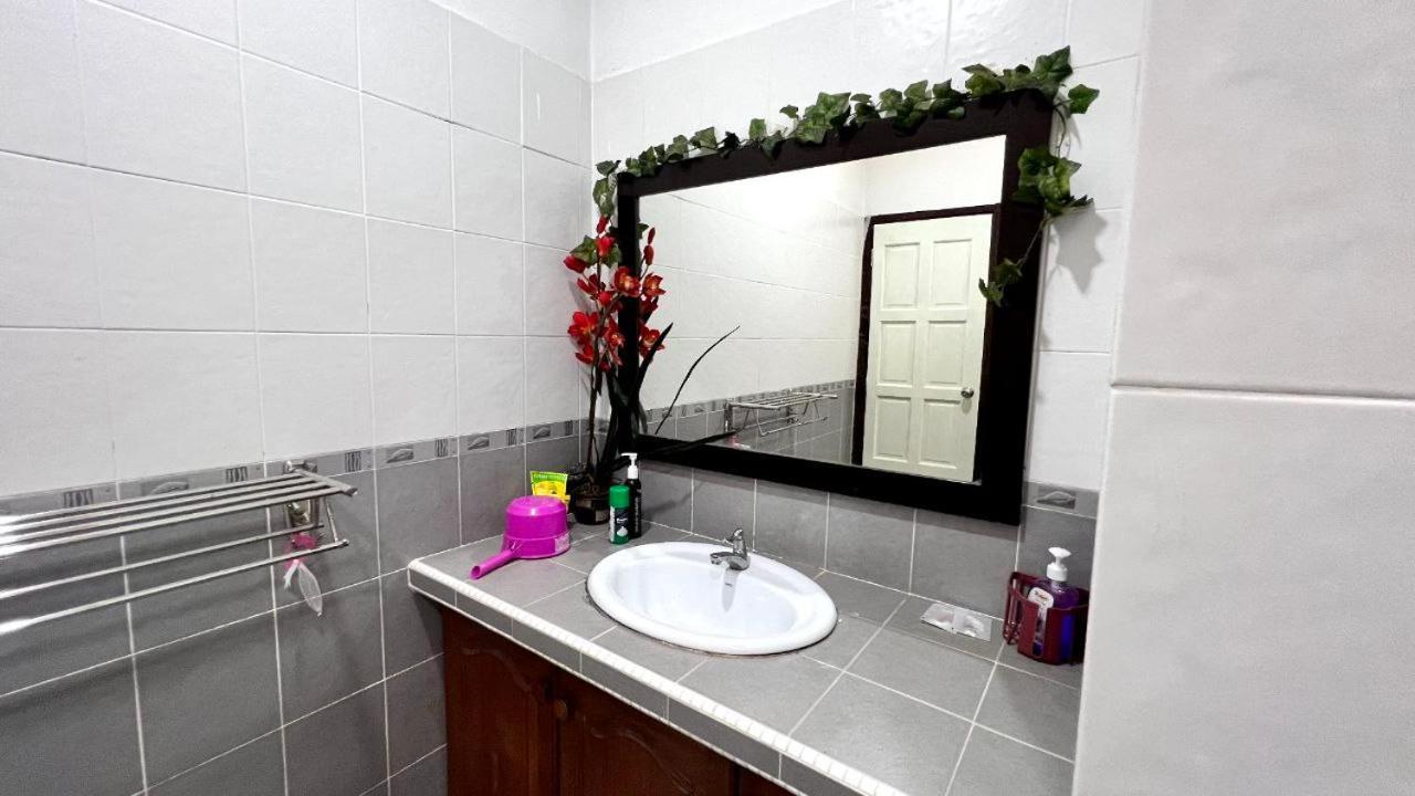 Yb Guest House 4 Bilik 5 Katil Chukai Exterior photo